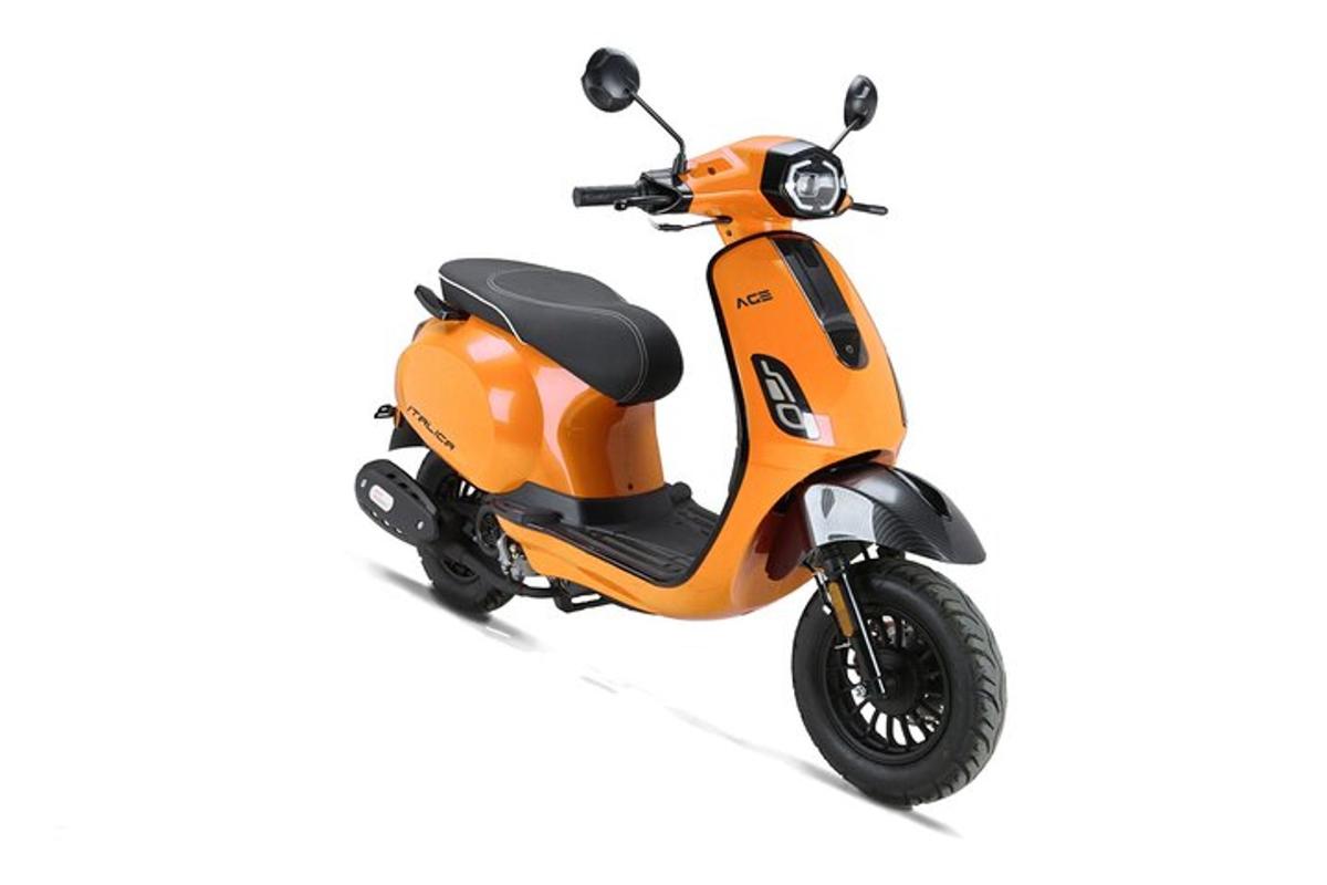 Un scooter naranja estacionado sobre un fondo blanco