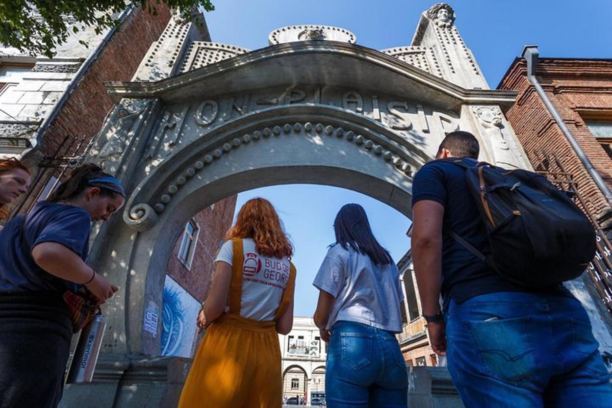 Un grupo de personas de pie debajo de un puente