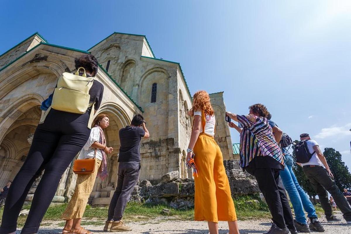 skupina lidí stojící před kostelem