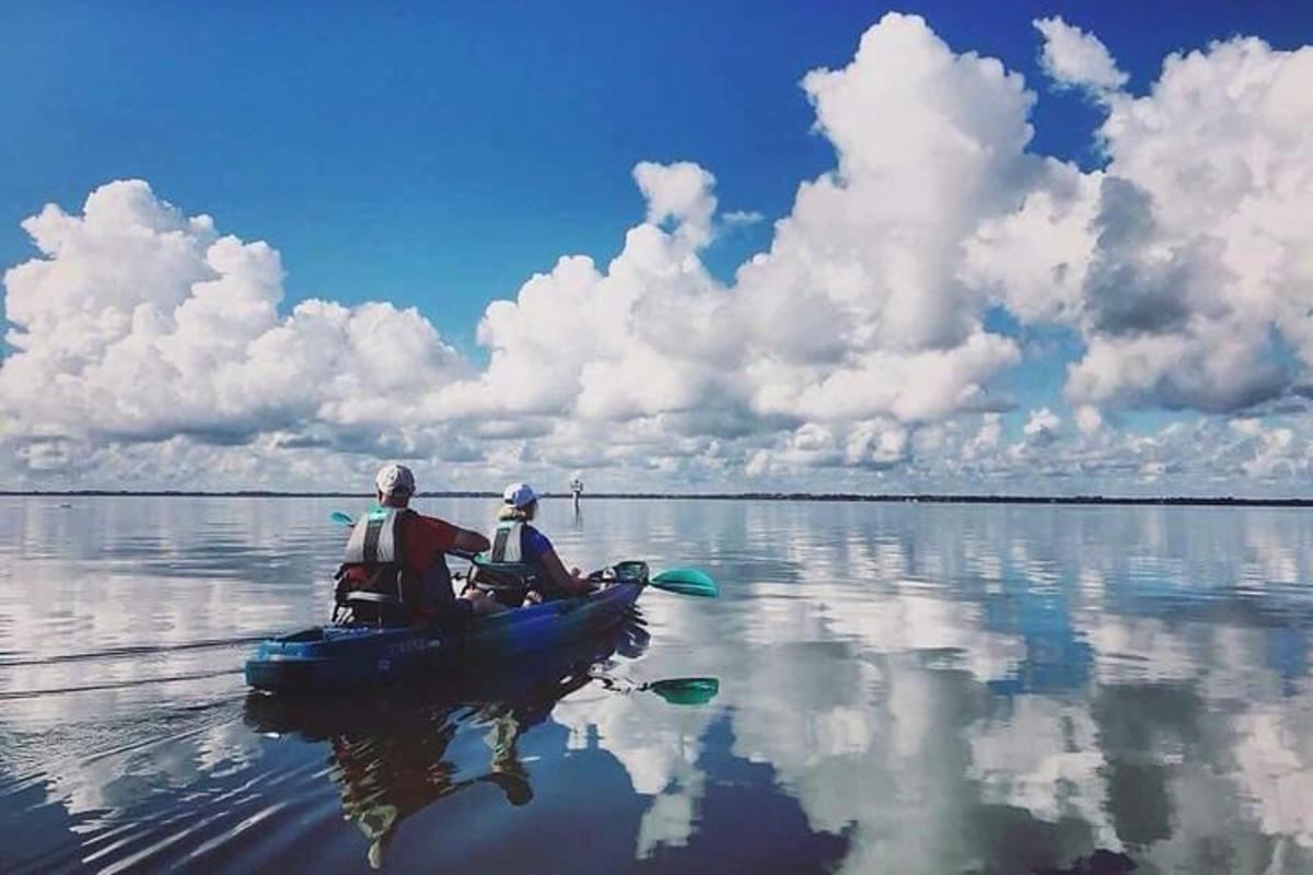 duas pessoas em um barco em um corpo d'água