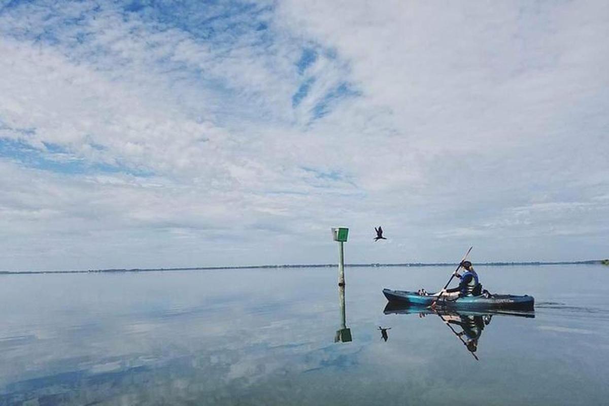 чоловік сидить у човні на воді