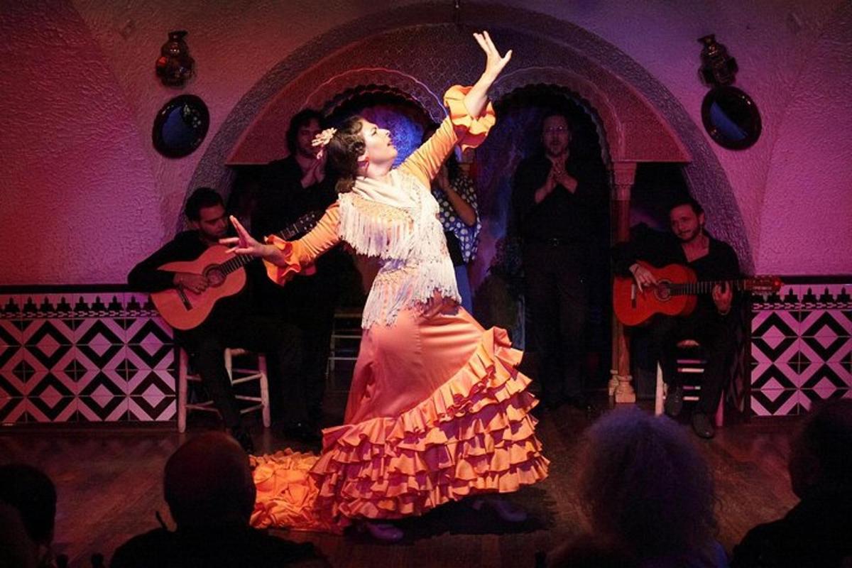 o femeie într-o rochie care dansează pe o scenă