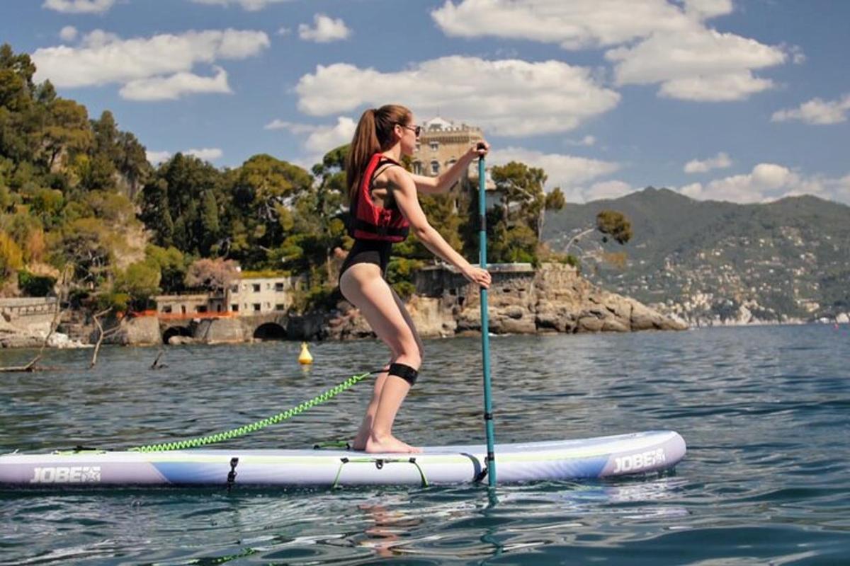 eine Frau auf einem Paddleboard im Wasser
