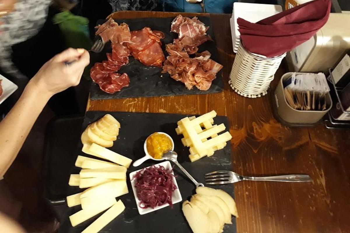 isang mesa na may isang plato ng pagkain na may karne at prutas