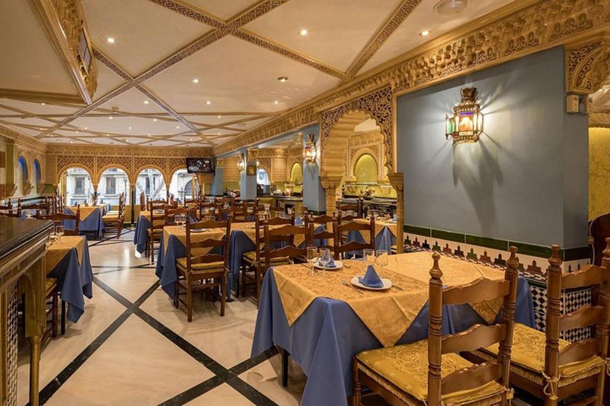 restoran laudade, toolide ja suure ekraaniga