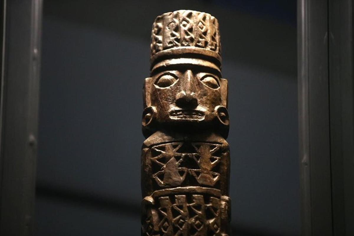 un artefact cu o față pe el într-un muzeu