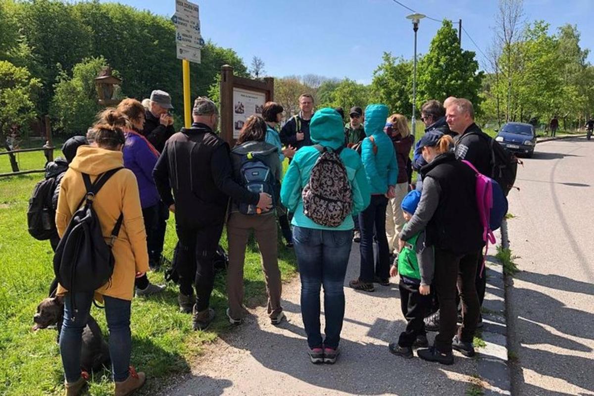 eine Gruppe von Menschen, die am Straßenrand stehen