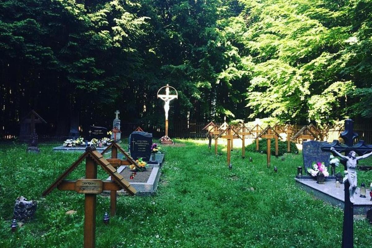 park s mnoha hroby v trávě
