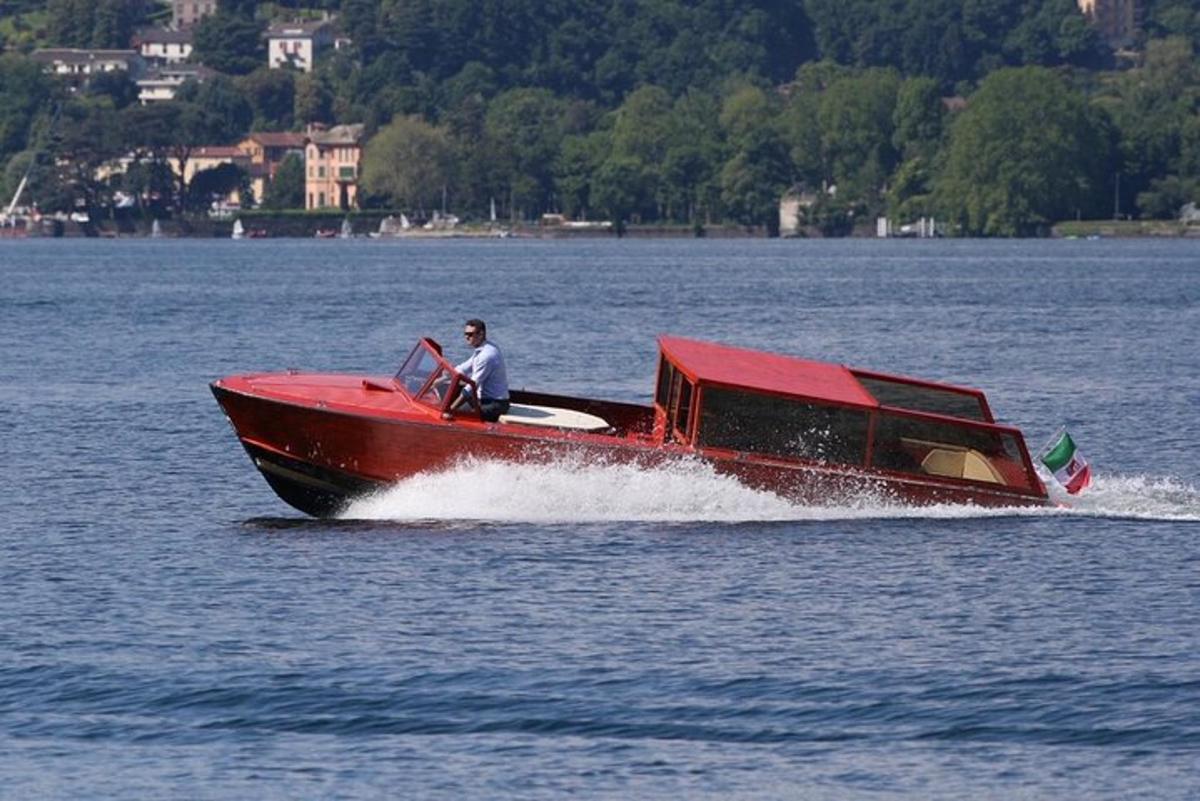 ein Mann in einem roten Boot im Wasser