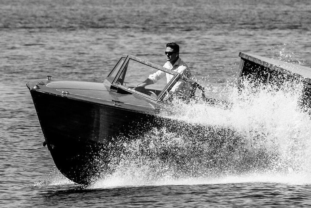 un uomo su una barca in acqua