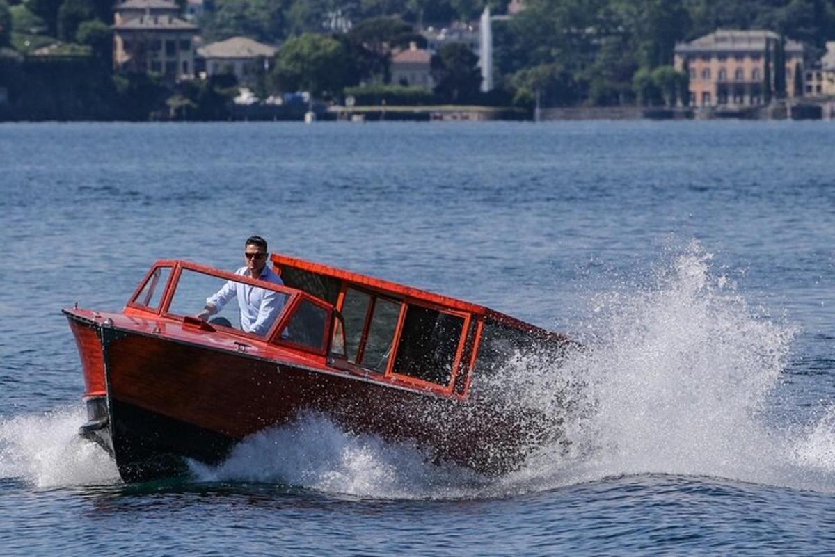 un uomo su una barca rossa nell'acqua
