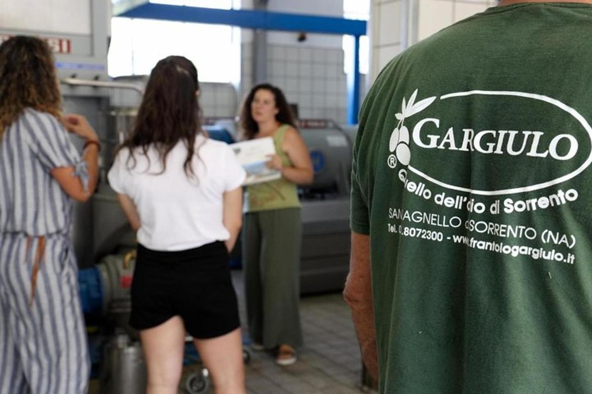 un grup de femei care stăteau într-o fabrică cu un tricou