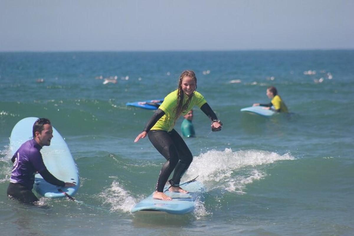 Una mujer montando una ola en una tabla de surf en el océano