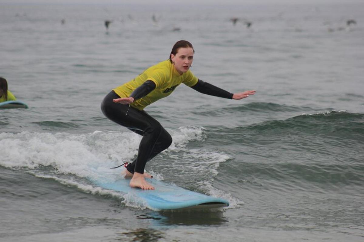 ženska, ki jaha val na deski za surfanje v oceanu