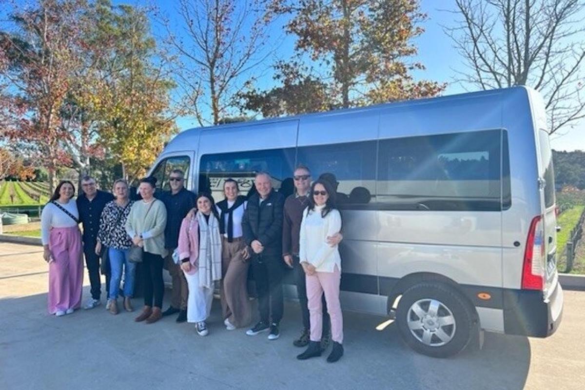 bir minibüsün önünde duran bir grup insan