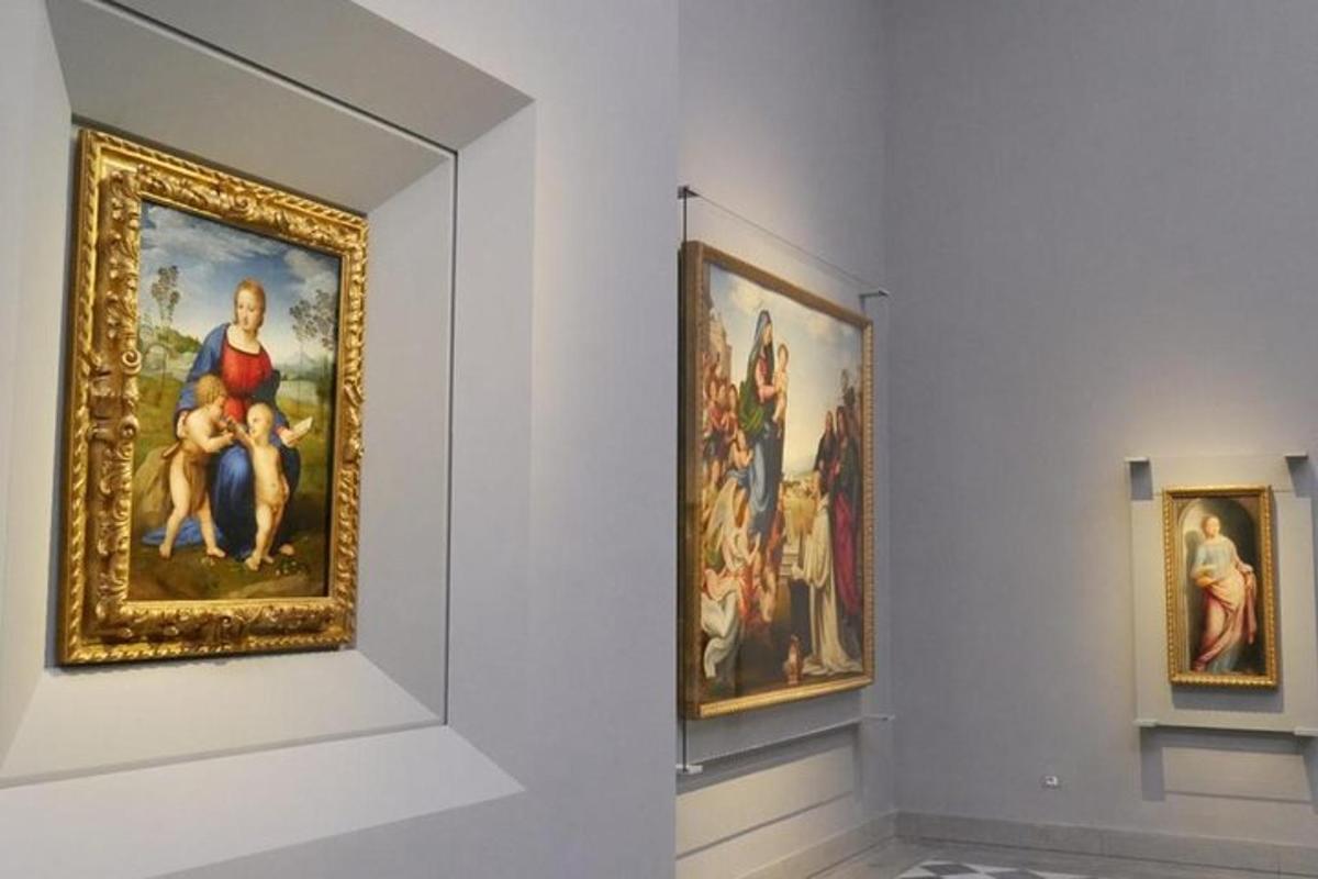 muuseuminäitus, mille seinal on kaks maali