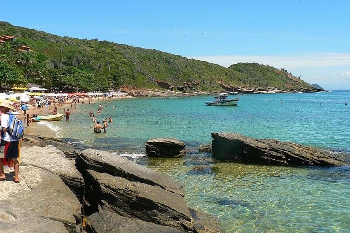 група хора на плаж във водата