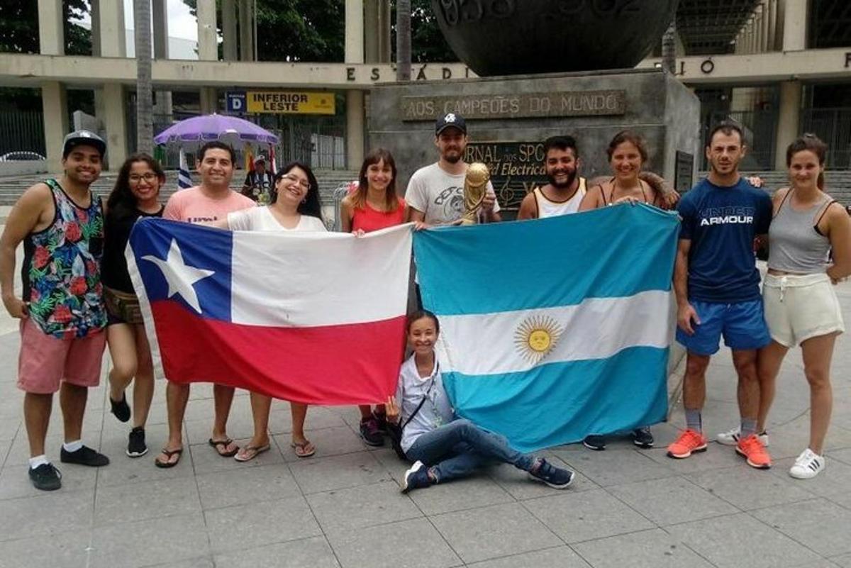 Un grupo de personas posando para una foto sosteniendo banderas.