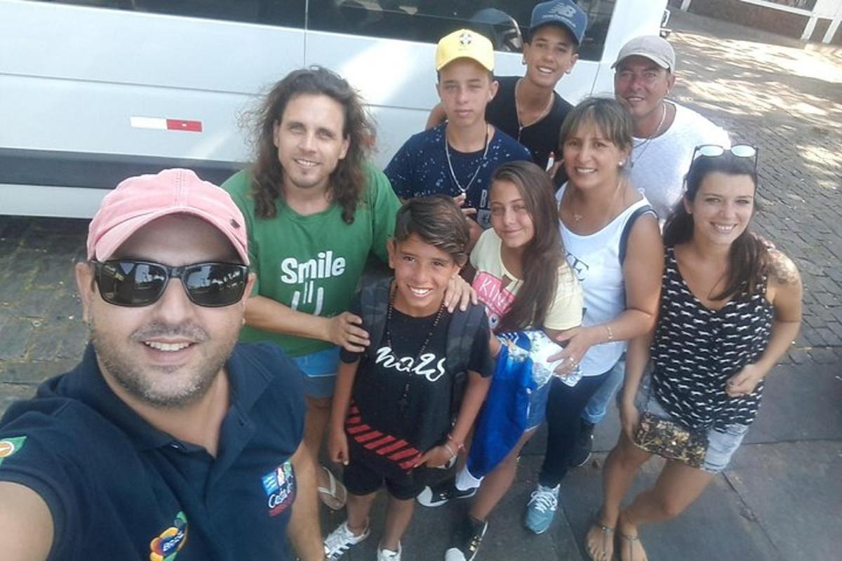 grupp inimesi, kes koos pildi jaoks poseerivad