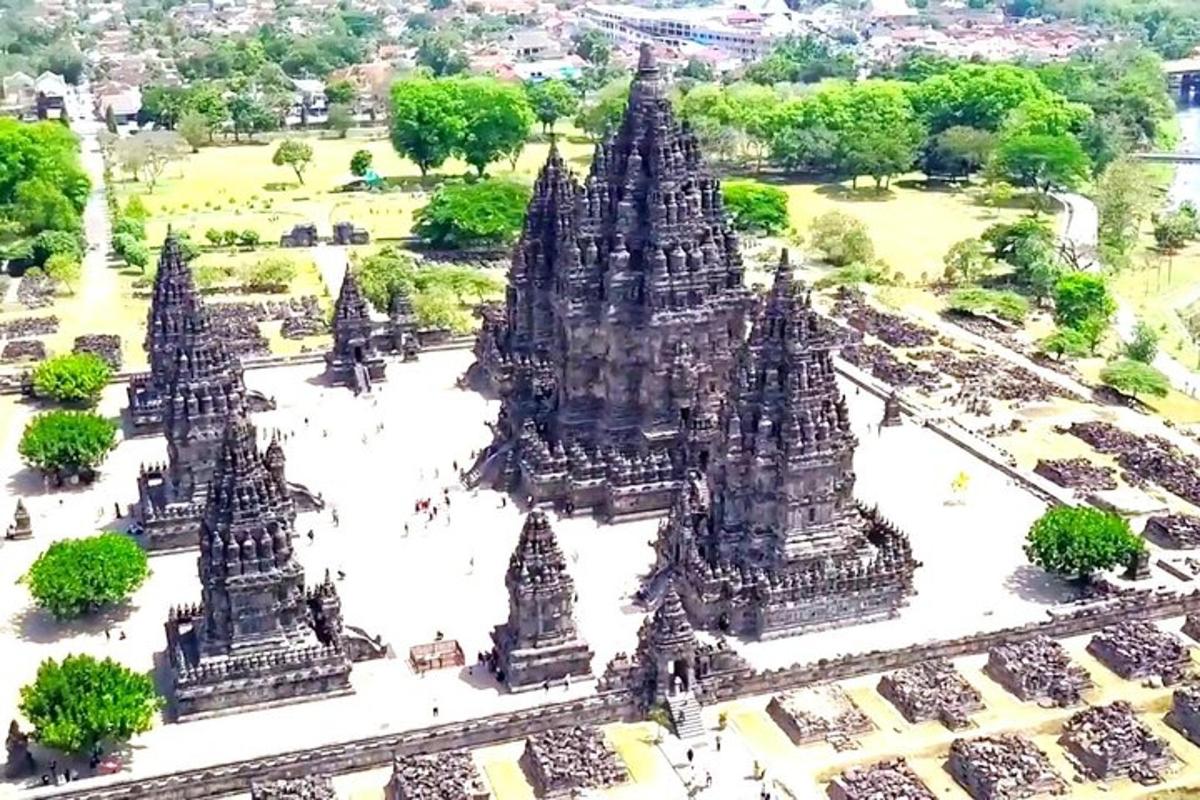 Indoneesias asuva templi õhuvaade