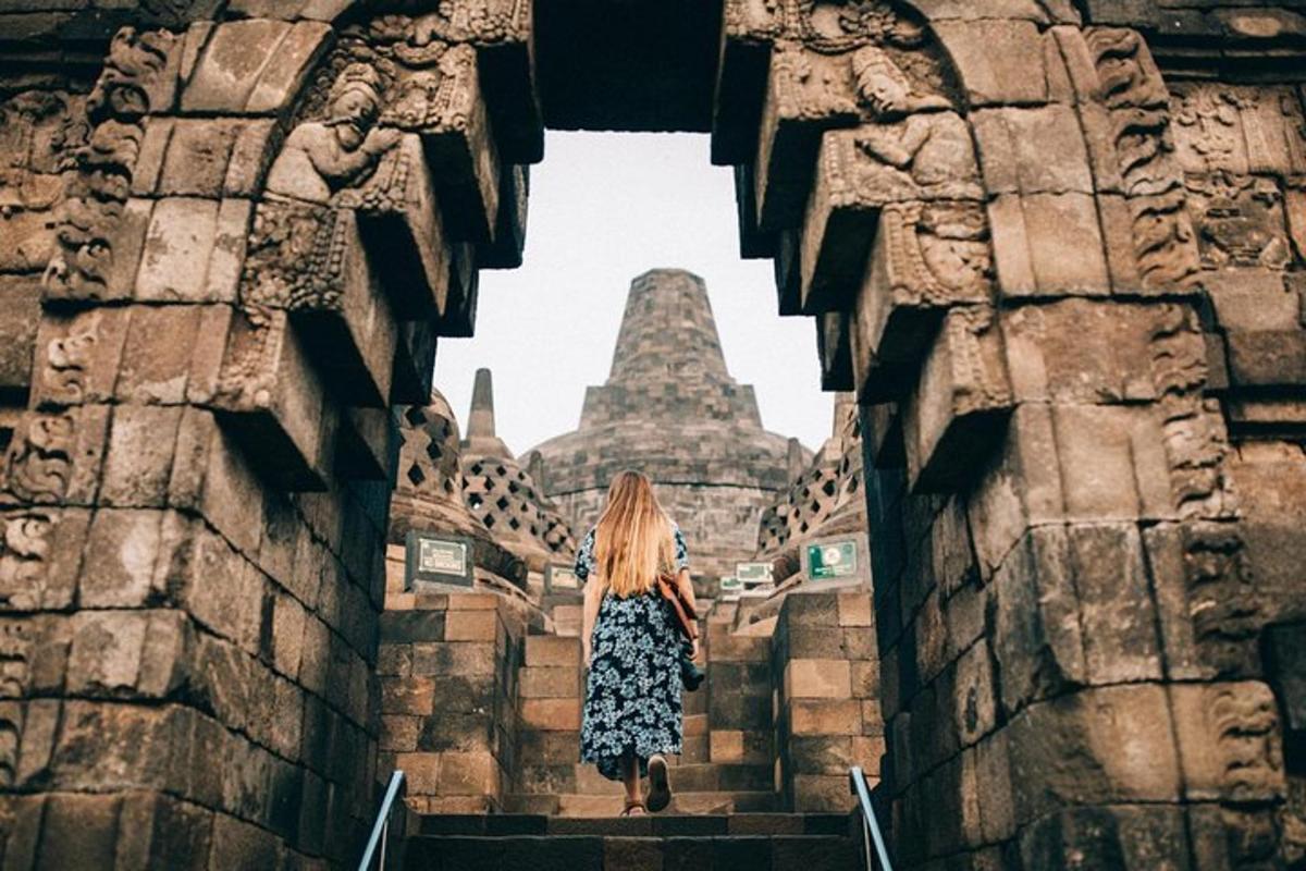 egy nő felfelé sétál a lépcsőn egy templomba