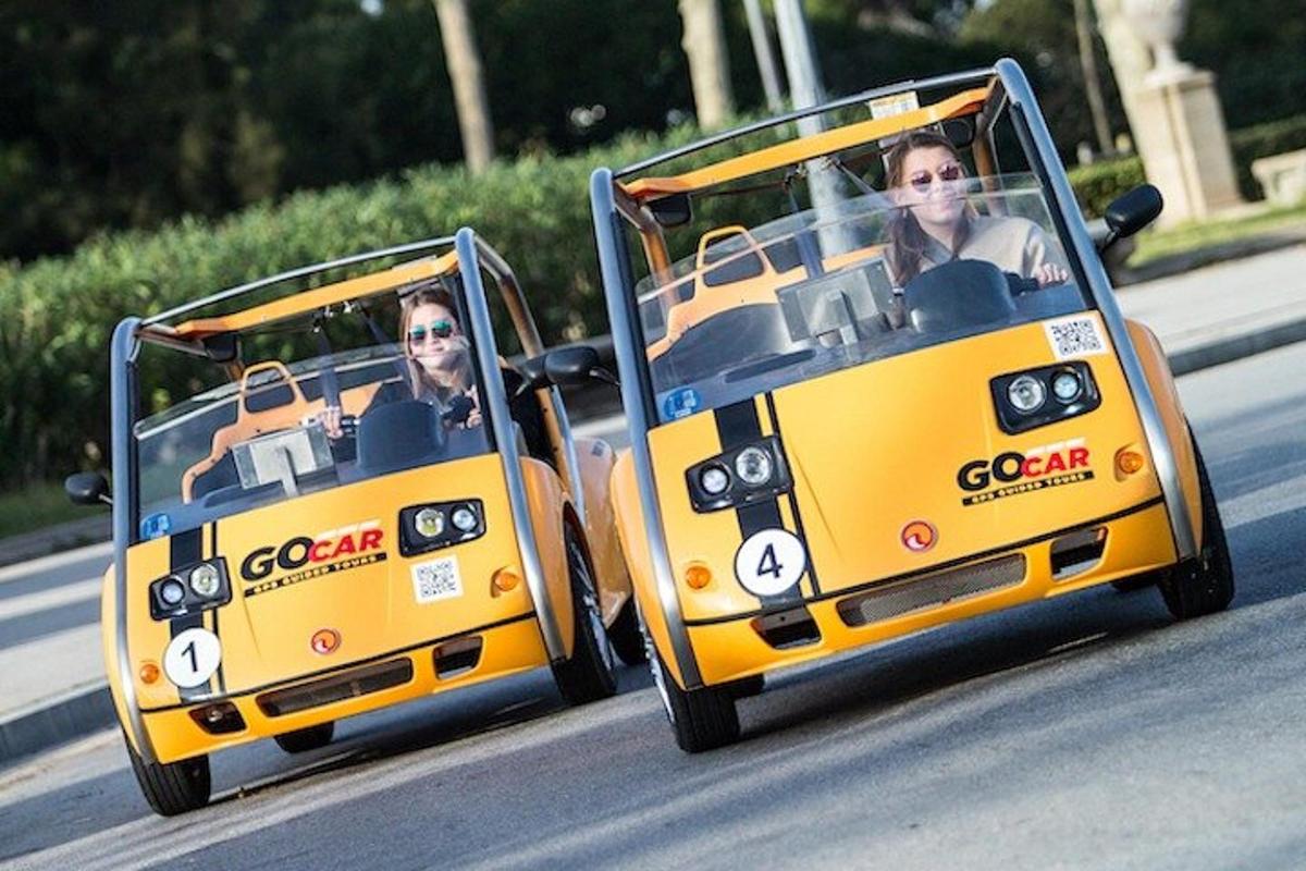 due persone in una mini auto su una strada