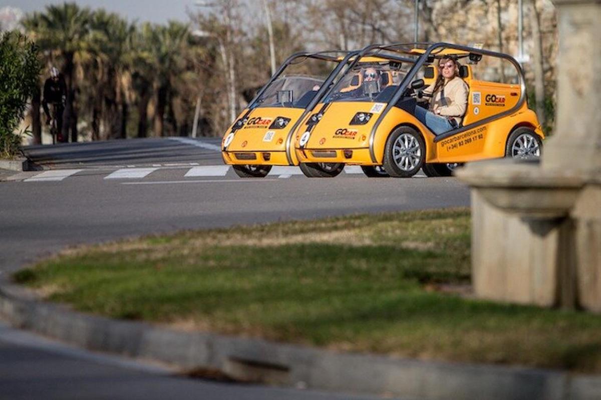 un golf cart giallo che percorre una strada