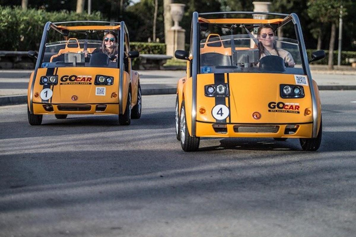 due persone che guidano golf cart Inwagen lungo una strada