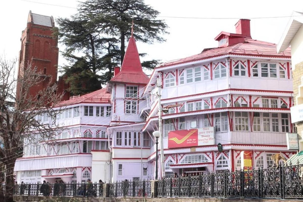 un grande edificio bianco con una bandiera di fronte