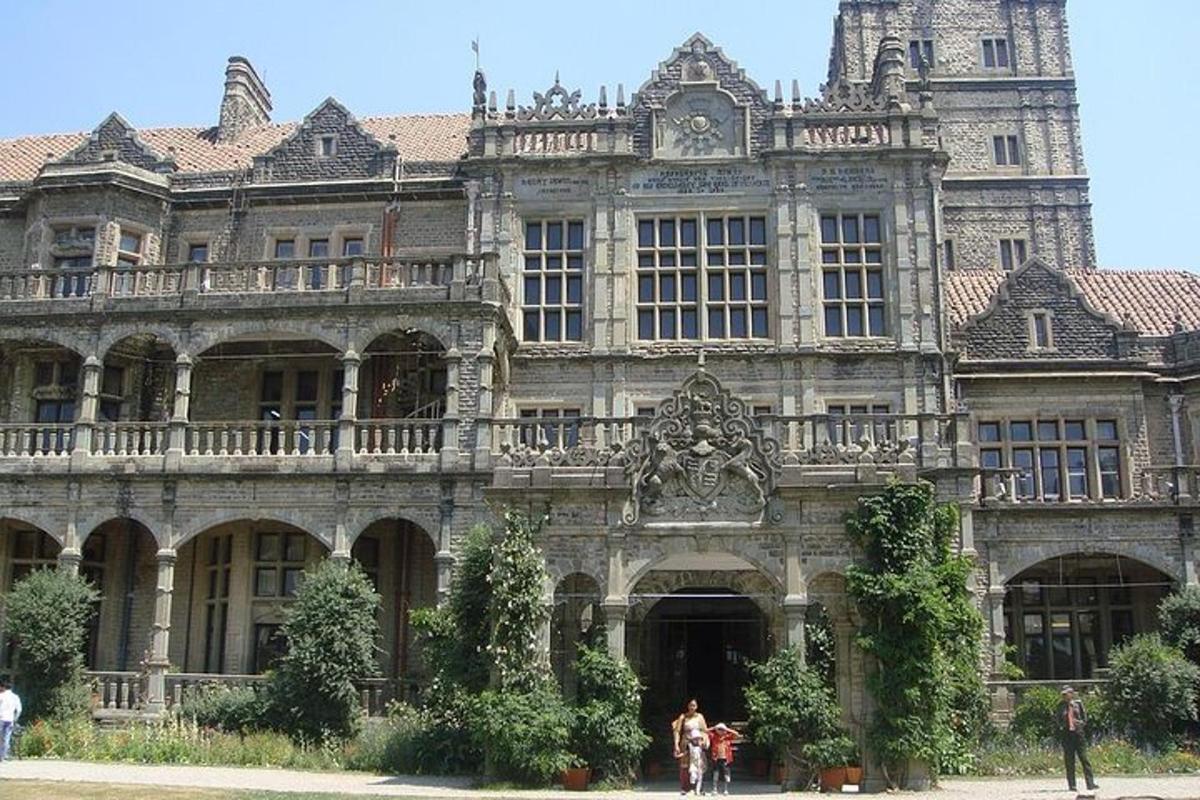 un grande edificio con un orologio sulla facciata