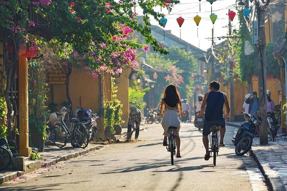 um homem e uma mulher andando de bicicleta pela rua