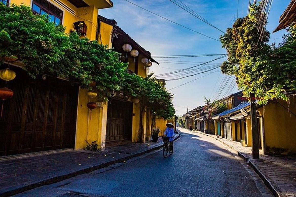 uma pessoa andando de bicicleta pela rua