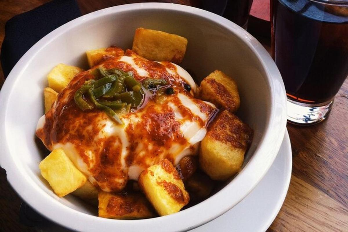 semangkuk makanan dengan keju dan kentang di atas meja
