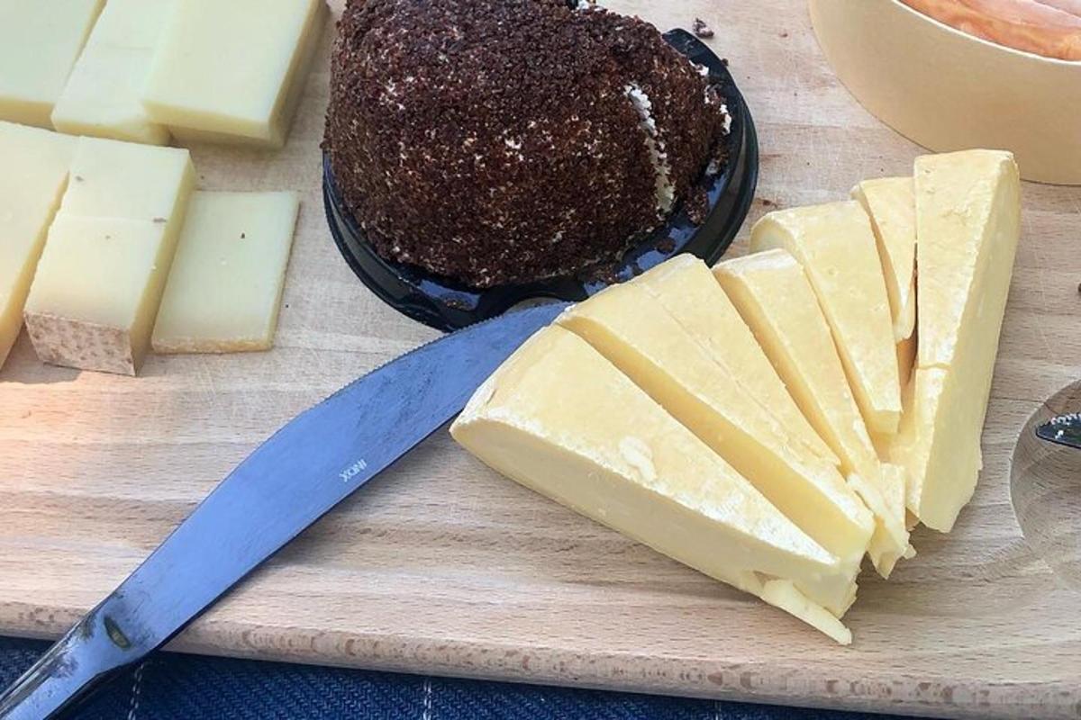 도마 위에 놓인 치즈 한 덩어리와 칼