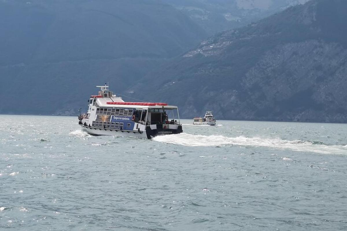 un traghetto in un grande specchio d'acqua