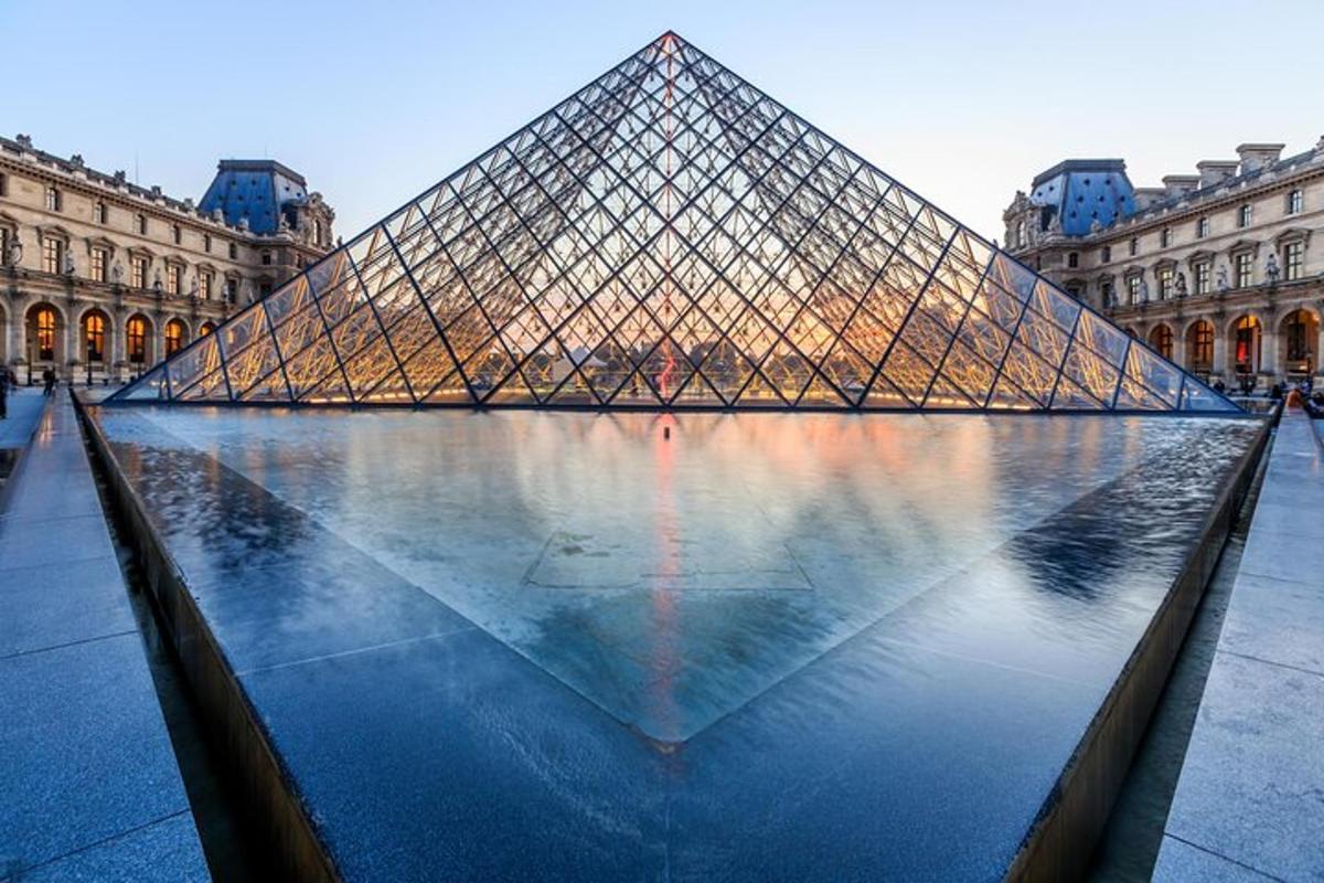 pohled na pyramidu v Louvre před budovou