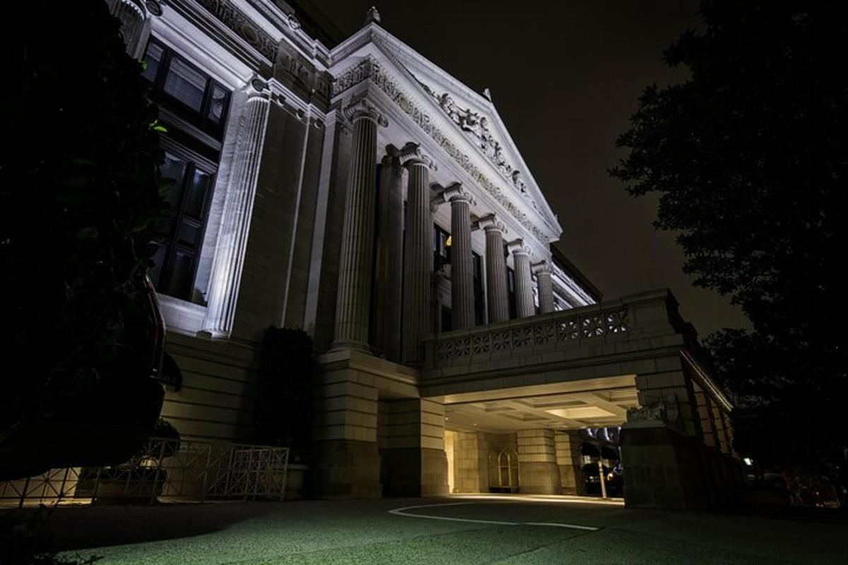 o clădire luminată noaptea cu luminile aprinse
