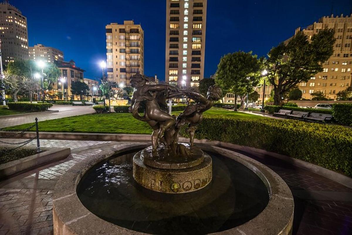 isang rebulto sa isang fountain sa isang parke sa gabi