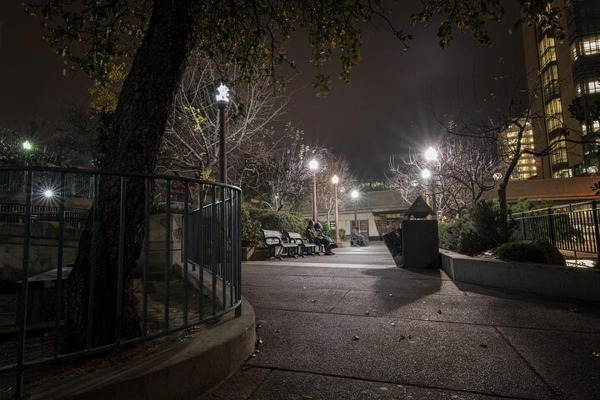 park nocą z ławkami i latarniami ulicznymi