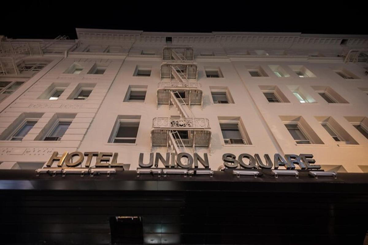 isang gusaling may karatula na may nakasulat na hotel union square