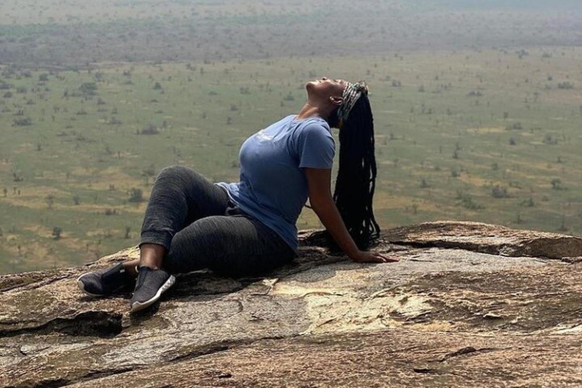 seorang lelaki duduk di atas batu