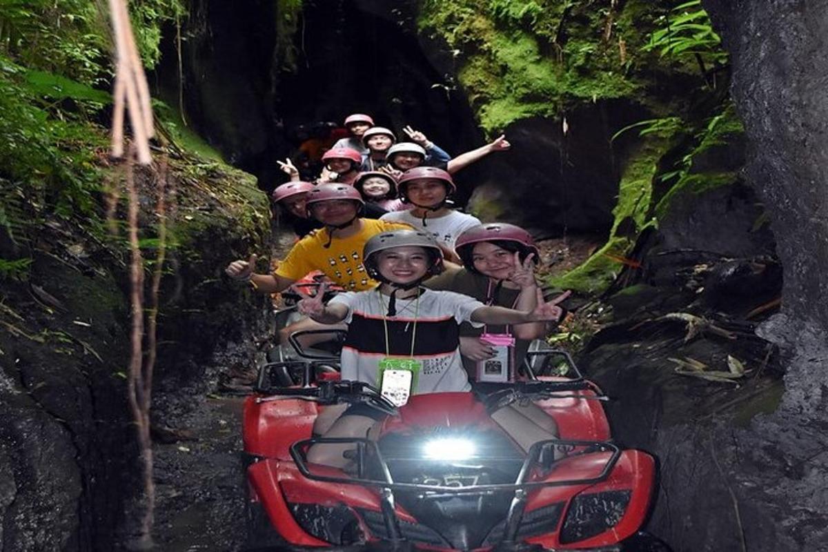 un gruppo di persone in sella a un quad in una grotta