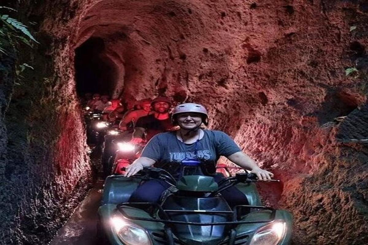 un uomo che guida un quad attraverso un tunnel
