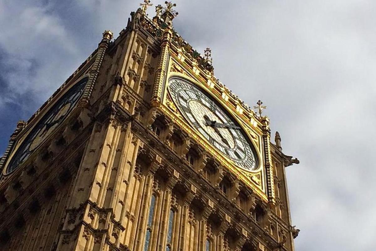 Una gran torre de reloj con un reloj encima