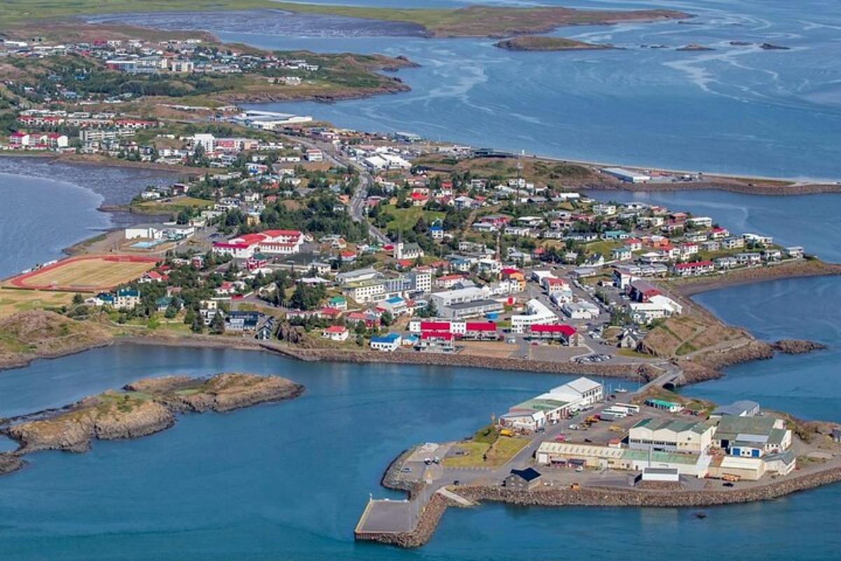 Loftmynd af lítilli eyju í vatninu