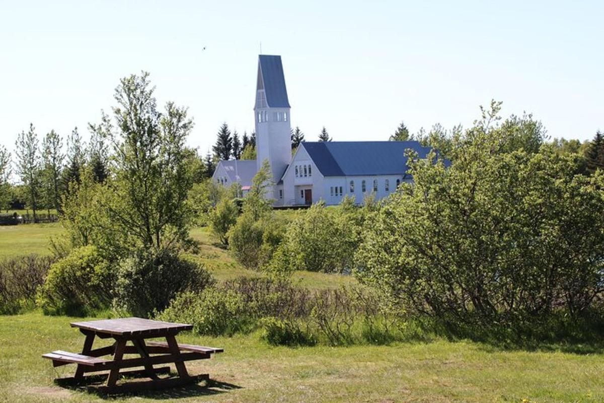 lautarborð fyrir framan stóra hvíta byggingu