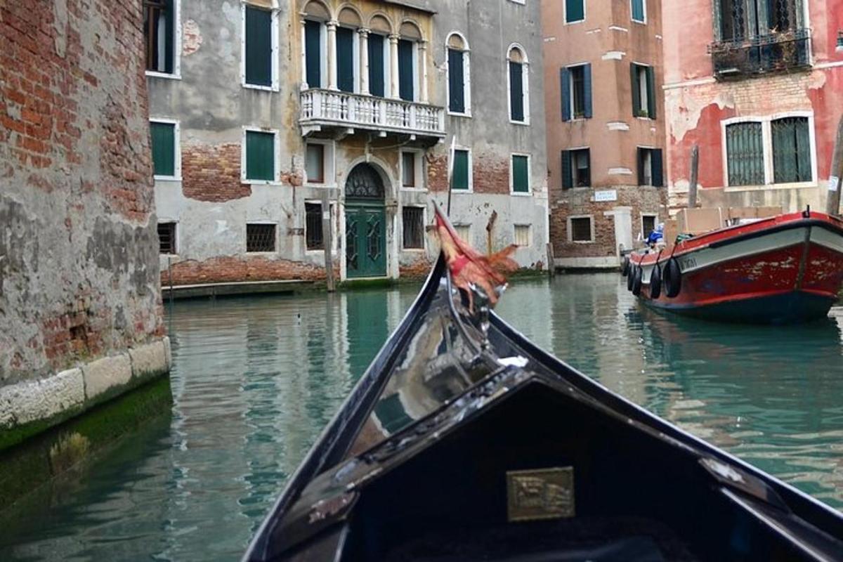 une gondole descendant un canal dans une ville