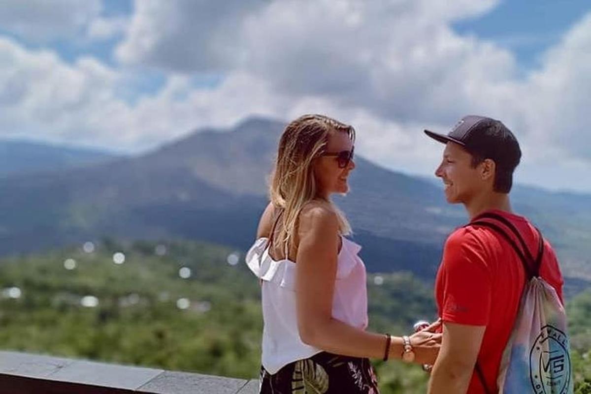 muž a žena stojící vedle sebe
