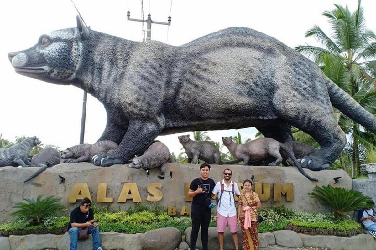 um grupo de pessoas em pé em frente a uma estátua de leão