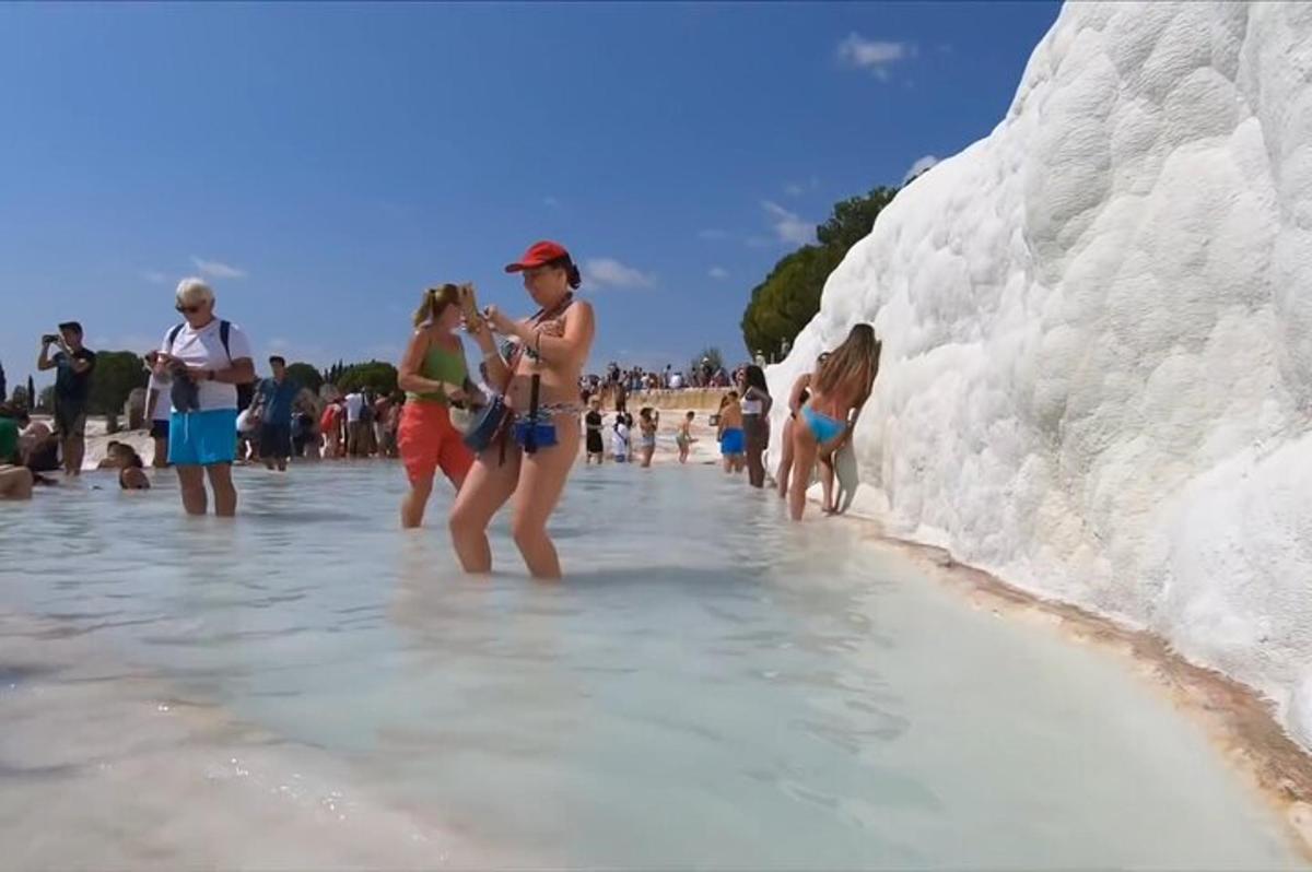 un grup de oameni care stăteau în apă pe plajă